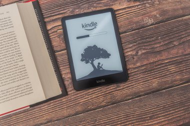 Ocak 12025 - Calgary Alberta Kanada - Amazon Kindle Kağıt Beyaz Tableti