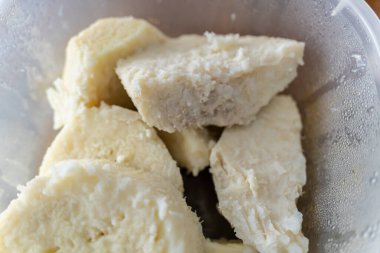 Bir kase haşlanmış Nijerya Yam 'ı servis etmeye hazır.