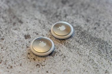 12 Aralık 2024 - Calgary Alberta Kanada - Elma hava etiketleri ögeleri izlemek için