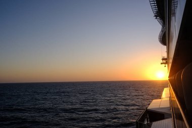 Güneş Karayip denizinde yolcu gemisinin üzerinde batıyor.