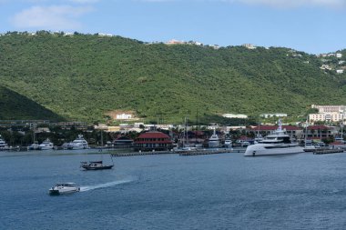 25 Ocak 2025 - St Thomas ABD Virgin Adaları - liman ve şehir manzarası