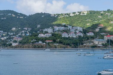 25 Ocak 2025 - St Thomas ABD Virgin Adaları - liman ve şehir manzarası