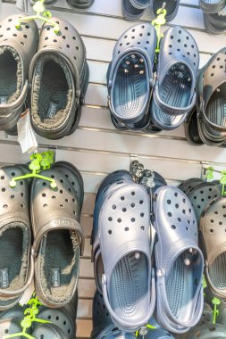 23 Ocak 2024 - Philadelphia St. Maarten Crocs ayakkabıları bir mağazada sergileniyor
