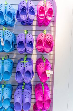 23 Ocak 2024 - Philadelphia St. Maarten Crocs ayakkabıları bir mağazada sergileniyor