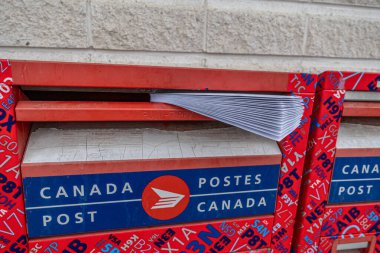 13 Mart 2025 - Calgary Alberta Kanada - Kanada Posta Kutusuna Posta Bırakıldı