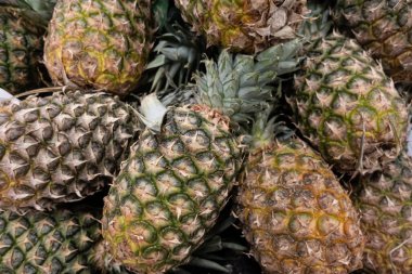 Bir yığın taze organik ananas.