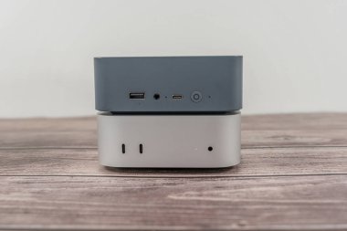 9 Ocak 2025 - Calgary Alberta Kanada - Apple Mac Mini M4 ve Mini PC