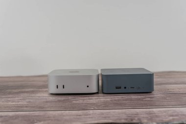 9 Ocak 2025 - Calgary Alberta Kanada - Apple Mac Mini M4 ve Mini PC
