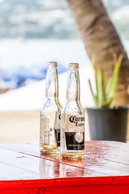 23 Ocak 2024 - Philipsburg Sint Maarten - boş Corona Birası şişeleri
