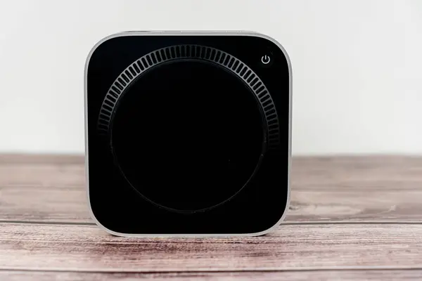 9 Ocak 2025 - Calgary Alberta Kanada - Apple Mac Mini M4 ve Mini PC