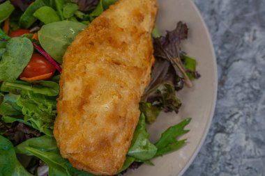 Salatada haşlanmış balık mezgit.