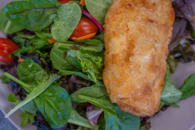 Salatada haşlanmış balık mezgit.