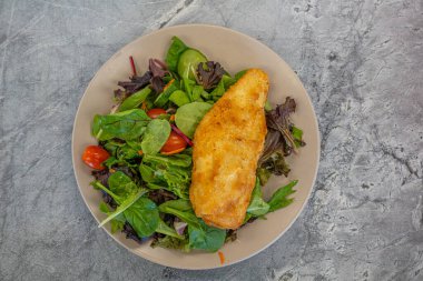 Salatada haşlanmış balık mezgit.