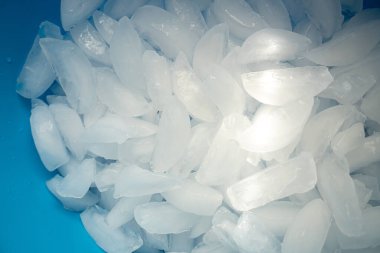 İçecekleri soğutmak için buz küpleri yakın.