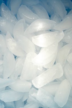 İçecekleri soğutmak için buz küpleri yakın.