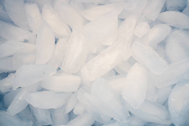 İçecekleri soğutmak için buz küpleri yakın.