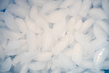 İçecekleri soğutmak için buz küpleri yakın.