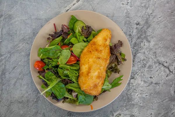 Salatada haşlanmış balık mezgit.