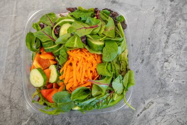 Bir kase taze organik salata hazır.
