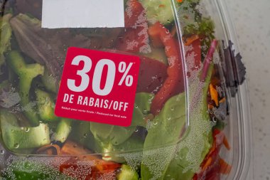 İndirimli organik taze salatalar.