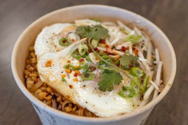 Bir kase yumurtalı Tayland eriştesi.