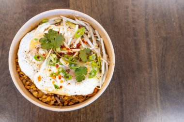 Bir kase yumurtalı Tayland eriştesi.