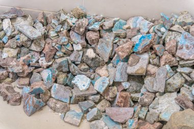 Sergilenen Larimar Kuvars mavi taşı örnekleri