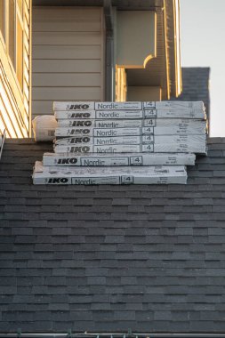 5 Mayıs 2025 - Calgary Alberta Kanada - Çatı tamiri için kiremitler