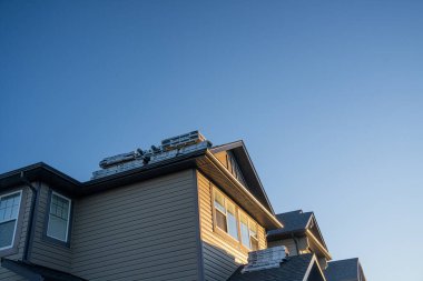 5 Mayıs 2025 - Calgary Alberta Kanada - Çatı tamiri için kiremitler