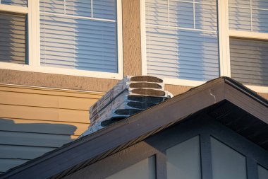 5 Mayıs 2025 - Calgary Alberta Kanada - Çatı tamiri için kiremitler