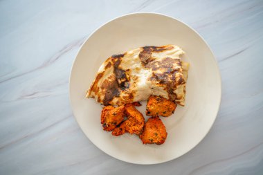 Tikka tavuğu tereyağı servis etti.