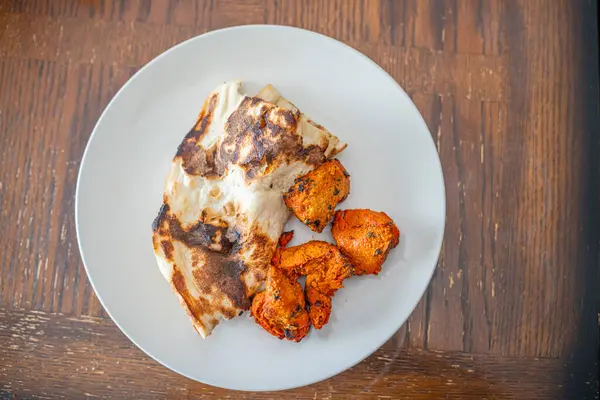 Tikka tavuğu tereyağı servis etti.