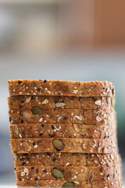 Bir yığın tam buğday ekmeği.