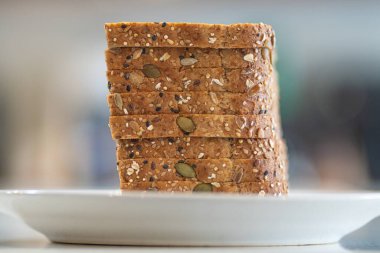 Bir yığın tam buğday ekmeği.