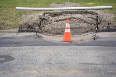Trafik Konisi olan bir caddede çukur