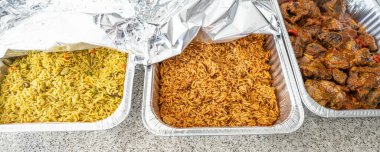 Nijerya Jollof 'u ve sebzeli pilav servis etmeye hazır.