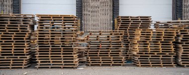 Yükleme hangarının önünde odun paletleri yığını