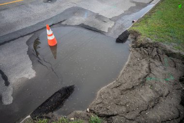 Trafik Konisi olan bir caddede çukur