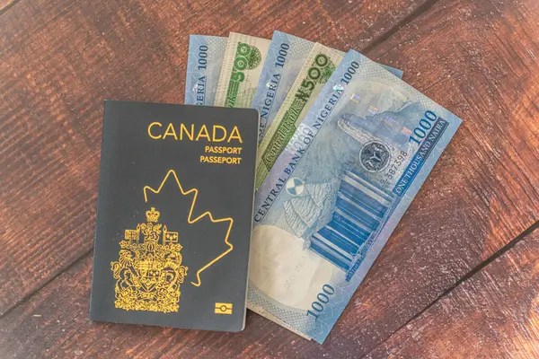 Nijerya Naira Banknotları ile Kanada Pasaportu