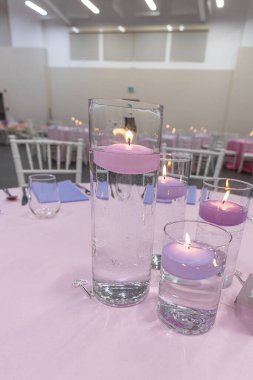 Kutlama masasında yüzen mumlar