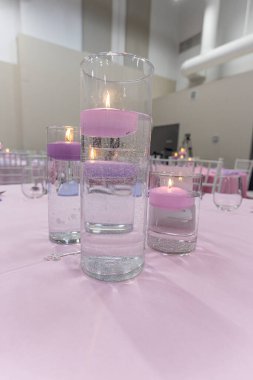 Kutlama masasında yüzen mumlar