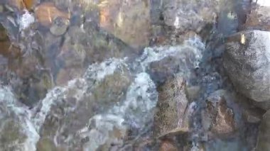 Kayaların üzerinden akan küçük bir dere.