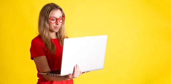 Gyönyörű Fiatal Wotk Laptop Felett Sárga Háttér — Stock Fotó