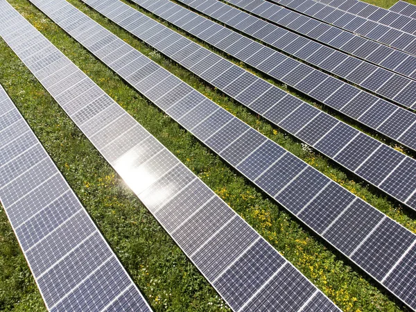自然界にある太陽光発電所 エネルギー危機の概念的な写真 — ストック写真