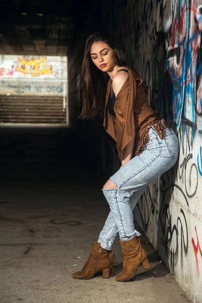 Привлекательная Девушка Джинсах Бахромой Жилеткой Подземном Гараже — стоковое фото
