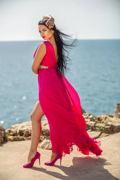 Hermosa Chica Pelo Negro Vestido Largo Rojo Orilla Del Mar — Foto de Stock