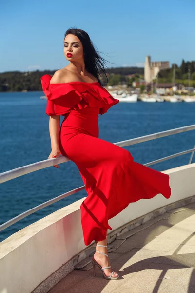 Красивая Молодая Темноволосая Женщина Длинном Красном Платье Наслаждается Собой Яхте — стоковое фото
