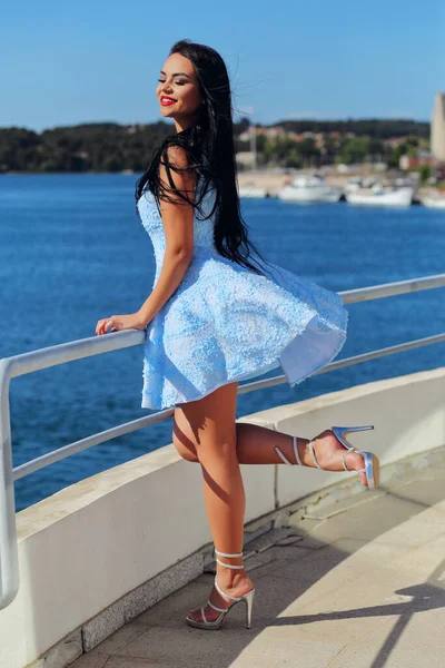 Piękna Młoda Czarnowłosa Kobieta Krótkiej Niebieskiej Sukience Zabawia Się Jachcie — Zdjęcie stockowe