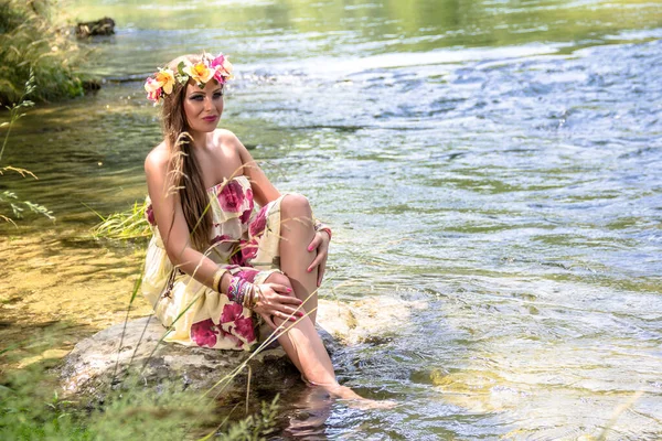 Beautiful Young Woman Flowers Her Hair Summer Dress Sitting River — Stock Photo, Image