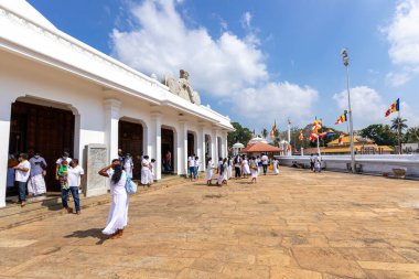 Ruwanliseya Dagoba Budist, turist ve kutsal mekan. Anuradhapura, Sri Lanka.